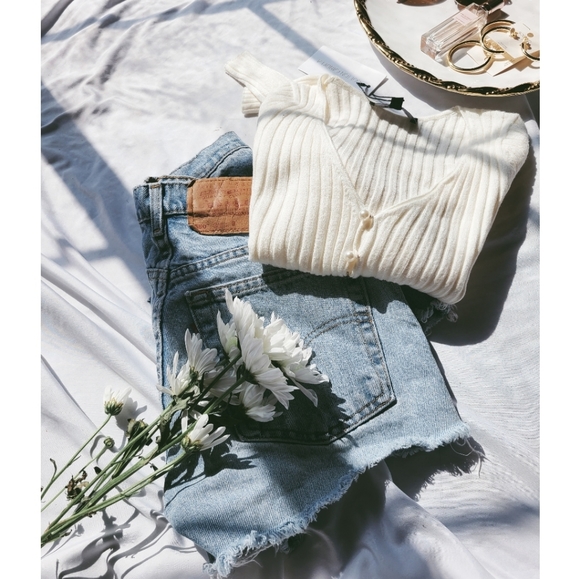 🆕️The Lorraine// Ivory pearl button crop top - Picture 6 of 9